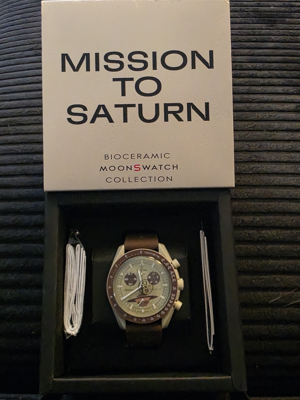 Swatch x Omega Bioceramic MoonSwatch "Mission to Saturn" (Reference: SO33T100). - Picture 4 of 8